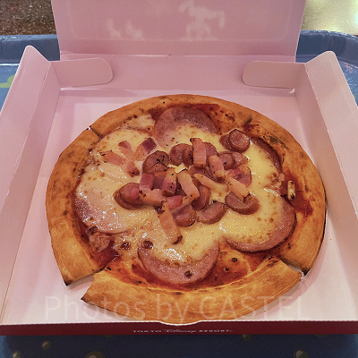 ソーセージとベーコンのピザ