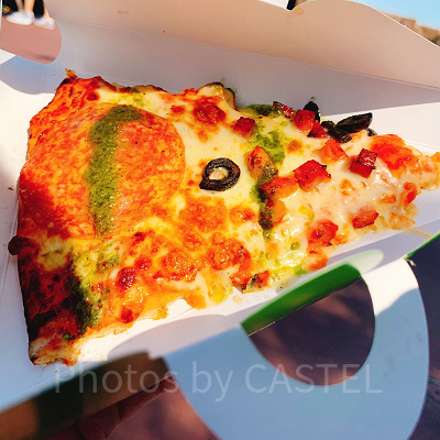 パレードの待ち時間は食べ歩きフードをお供にする