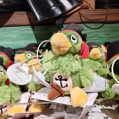 上海ディズニーカリブの海賊グッズ：海賊オウムの肩乗せぬいぐるみ