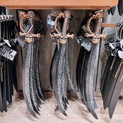 上海ディズニーカリブの海賊グッズ：海賊のサーベル（どくろのつば）おもちゃ