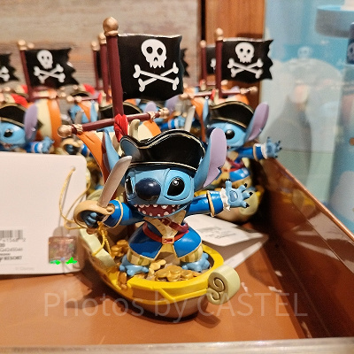 上海ディズニーカリブの海賊グッズ：海賊船＆スティッチフィギュア