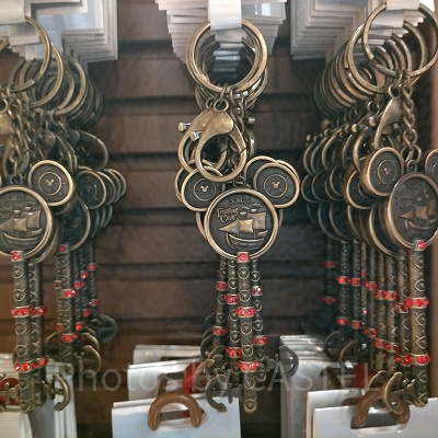 上海ディズニーカリブの海賊グッズ：トレジャーコーブの鍵型キーチェーン