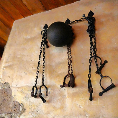 上海ディズニーカリブの海賊：キューライン（待ち列）には物々しいオブジェ