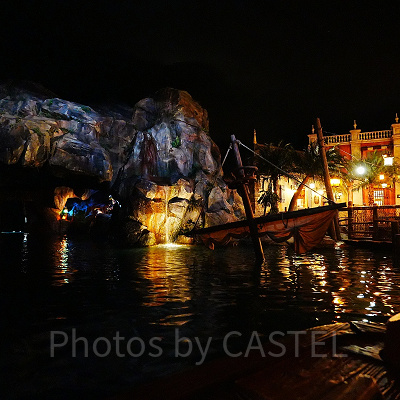 上海ディズニーカリブの海賊：ライド序盤で横にレストランが見える