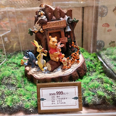 上海ディズニーくまのプーさんグッズ：プーさんの家のフィギュア