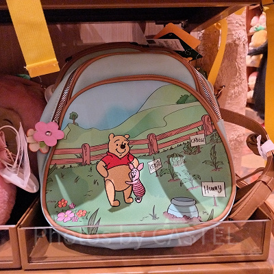 上海ディズニーくまのプーさんグッズ：プーさんのミニリュック（100エーカーの森）