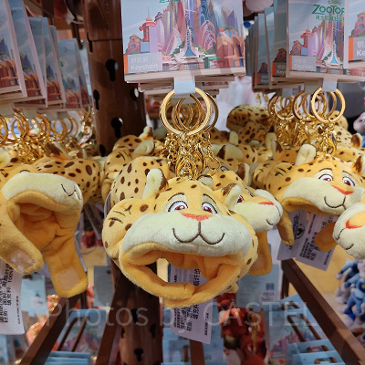 上海ディズニーズートピアグッズ：クロウハウザーのファンキャップキーチェーン