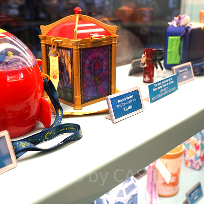 ポップコーンバケットが並ぶショーウィンドウ