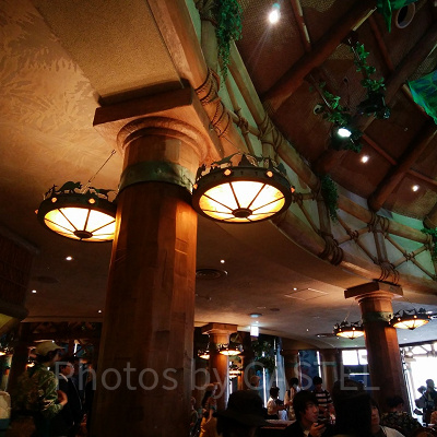 ロストワールドレストランの照明に恐竜のシルエット/USJ