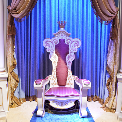 王様が座る玉座に座って王様気分を味わおう