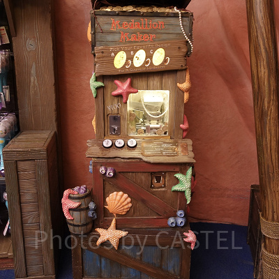 スリーピーホエール・ショップのメダリオンメーカー