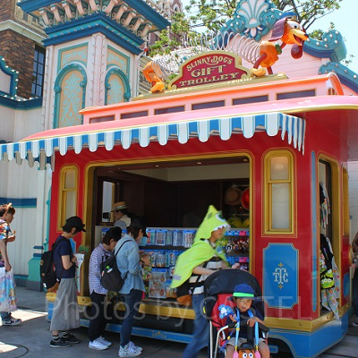 スリンキー・ドッグのギフトトロリー