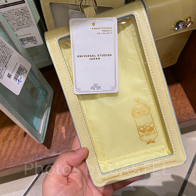 ミニオンのビジュー付きスマートフォンポーチ
