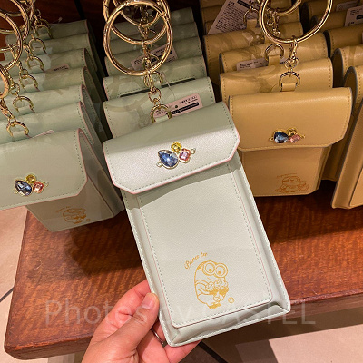 ミニオンのビジュー付きスマートフォンポーチ