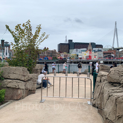 USJの喫煙所：セントラルパークのバラ園から湖沿いに抜ける道