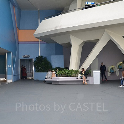 スペース・マウンテン横の喫煙所（遠め）