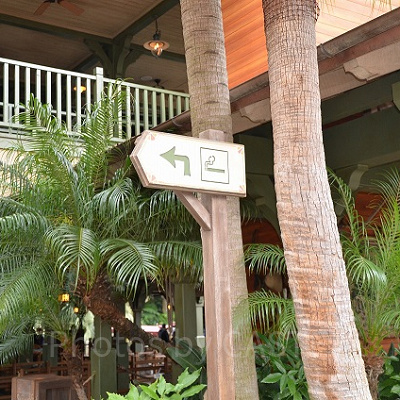 ジャングルクルーズ横の喫煙所サイン