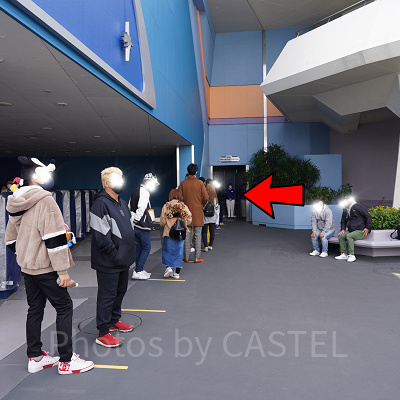 トゥモローランドエリアの喫煙所：人気があって混雑しがち（キャストの誘導あり）