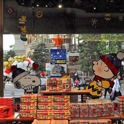 ユニバーサルスタジオストアの窓に描かれたスヌーピーとチャーリーブラウン