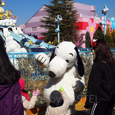 ワンダーランドエリアでグリーティングするスヌーピー