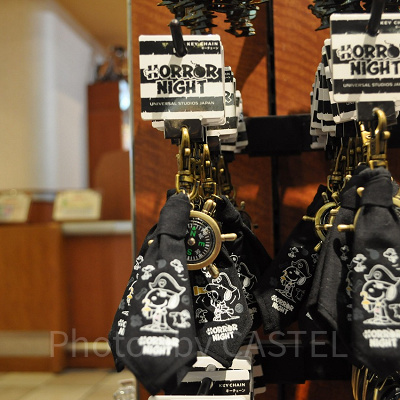 スヌーピー「SNOOPY HALLOWEEN」バンダナとコンパスキーチェーン