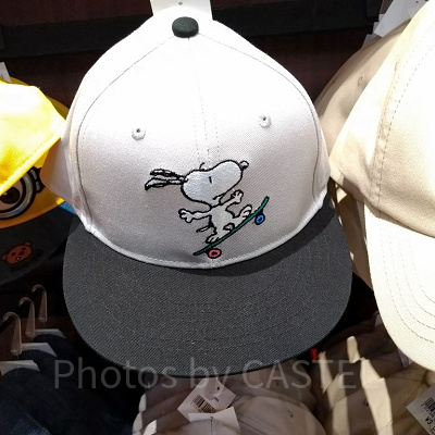 スヌーピーの夏グッズ「JOE SKATEBOARD」ブラックとホワイトのキャップ