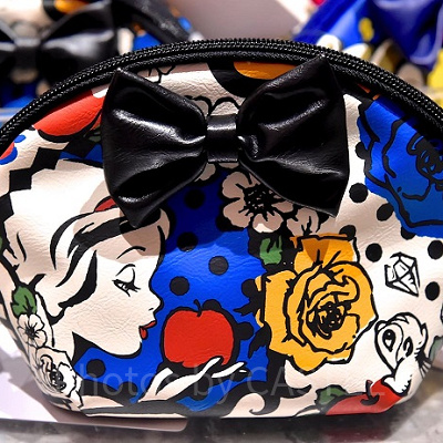 大人でも持つことができる白雪姫のポーチ