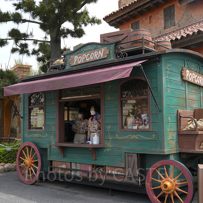 ソアリン：ファンタスティック・フライト前のポップコーンワゴン