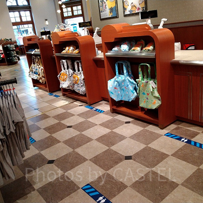 レジの前にソーシャルディスタンス