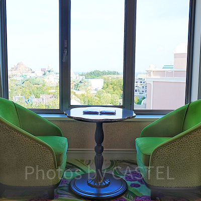 窓のそばにあるソファチェアとテーブル