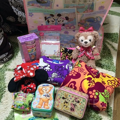 お土産のグッズとショッピングバック