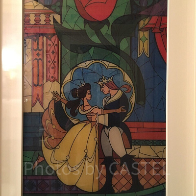 本編ラストにも出てくるステンドグラス。ビーストがしっかり王子様ですね。