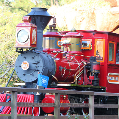 橋を渡ろうとしている蒸気機関車