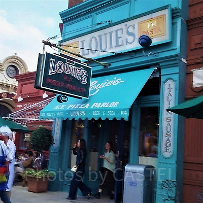 ルイズN.Y.ピザパーラーのスパイダーマンのある通り側入り口