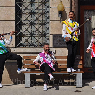 ストリートショーは夕方からのショーを観る