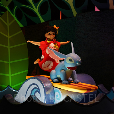 リロとスティッチしているサーフィン