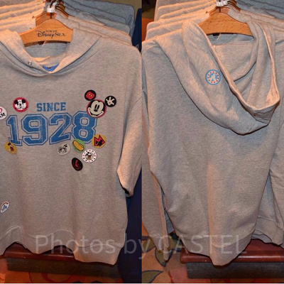 缶バッチ付きトレーナー