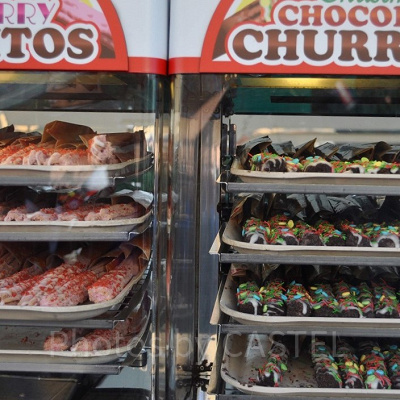 スウィート・ストロベリー・チュリトス（写真左）