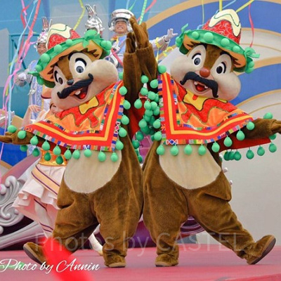 テーブル・イズ・ウェイティング　チップとデールの写真