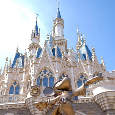 振袖姿で記念写真を撮る