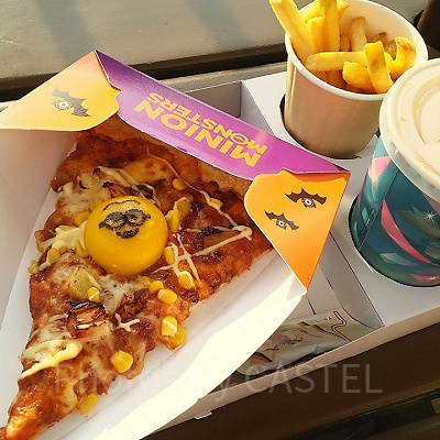 テイクアウトは紙製のホルダーをつけてくれます