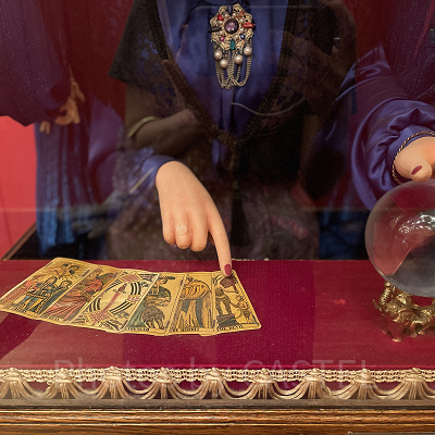 青い服のおばあさんによるタロット占い