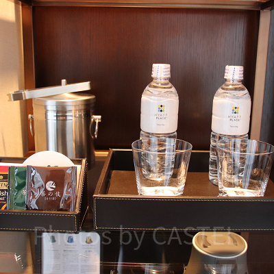 ティーセットとミネラルウォーター