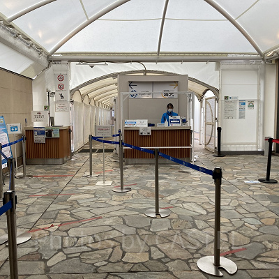 入場時の検温を実施中