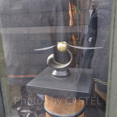 ハリー・ポッターエリアのショーウインドウには「ゴールデンスニッチ」の実物サイズも展示されている