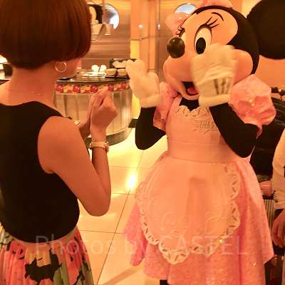 シェフ・ミッキーでミニーとふれ合う筆者