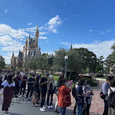 美女と野獣のアトラクション待ち列はシンデレラ城前まで伸びていました