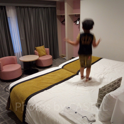 ベッドがぴったりくっついているので添い寝の子供も安心