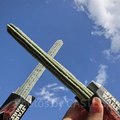 青空と緑色のチュロスがなんだか素敵にマッチしてますね♡