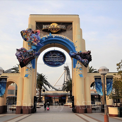 USJの入場門の奥に見える建物がチケットブース（パークオープン前）